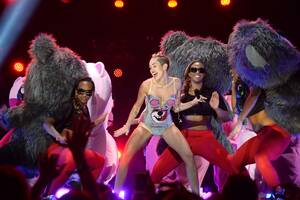 Miley Cyrus Nicki Minaj Porn - Critics Roundup: What Everyone Said About Miley Cyrus's VMA Performance