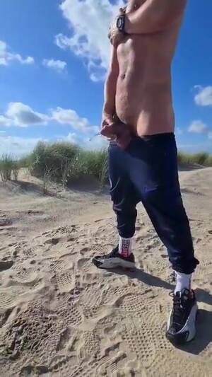 beach boners pissing - Beach pissing - video 5 - ThisVid.com