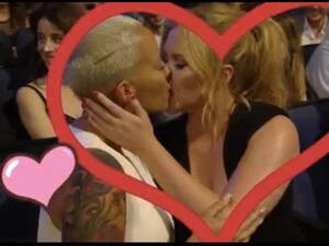 Amy Schumer Lesbian Kissing - WATCH: Amy Schumer and Amber Rose Totally Win at the MTV Kiss Cam