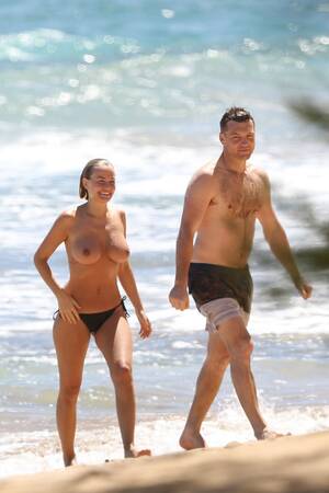 Hawaii Big Tits - Lara Bingle topless on beach in Hawaii : r/celebnsfw