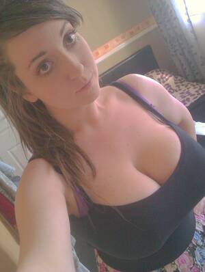 Amateur Cleavage Porn - Cute and curvy cleavage Porn Pic - EPORNER