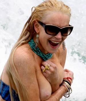 lindsay lohan topless beach - Lindsay lohan topless - Justimg.com