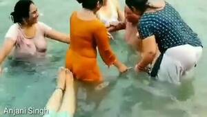 desi nude river - Big ass desi aunty bathing in river - ThisVid.com en anglais