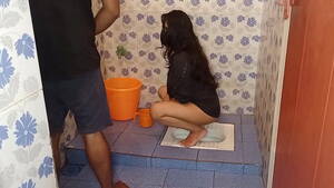 Indian Toilet Sex Porn - maid ko toilet ka andar chuda jab vo pesab kar rhi thi, Real hindi Dirty HD Porn  Sex - XVIDEOS.COM