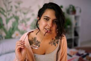 Irish Girl Porn - Confessions of a Cam Girl TV review: The Yorkshire woman offering  'personalised porn' to spend on her Irish family | Independent.ie