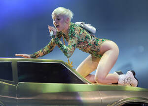 Car Porn Captions Selena Gomez - Miley Cyrus' big bang hits Anaheim, heads to L.A. â€“ Orange County Register