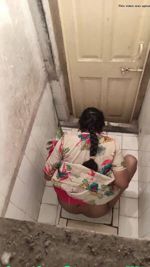 indian voyeur toilet spy cam - Desi indian hidden cam toilet spy - ThisVid.com em inglÃªs