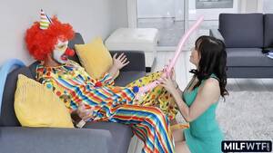 Birthday Clown Fuck - She does party tricks on clown - XVIDEOS.COM