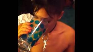 latina drink piss - Latina Girlfriend drinks piss from cup - XVIDEOS.COM