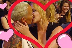 Miley Cyrus Kissing Porn - 21 Hot Pics Of Celebrity Girls Kissing Girls (Bisexual Or Not) | YourTango
