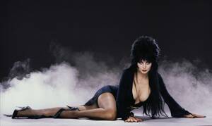 Emma Elvira - Cassandra Peterson as Elvira in the 1980s : r/OldSchoolCool