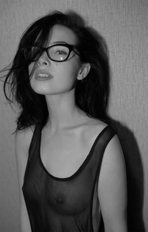 amateur brunette glasses - beautiful brunette in glasses Porn Pic - EPORNER