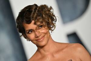 halle berry pregnant naked - Halle Berry Poses Nude While Drinking Wine on Her Balcony In New Pic