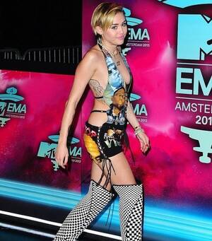 Miley Cyrus Cei Porn - GESTUL SOCANT facut de Miley Cyrus pe scena MTV dupa ce si-a primit  premiul! - Kanal D Romania