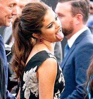 Ass Lesbian Selena Gomez - Selena paying tribute to Miley at the premiere of Getaway yesterday :  r/funny