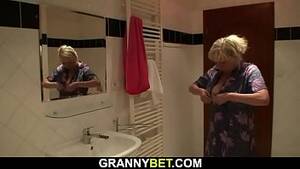 Blonde Granny Shower Porn - He fucks big melons blonde granny after shower - XNXX.COM