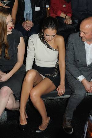 celebrity upskirt no panties captions - Jessica Alba's upskirt moment at Lanvin fashion show in Paris