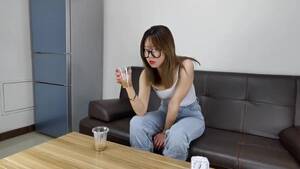 Asian Omorashi Porn - Chinese girl holding and peeing - ThisVid.com