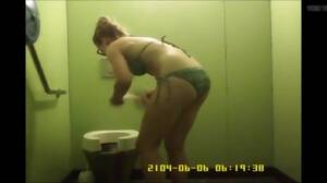 beach toilet pooping - Desperate beach toilet 3 - ThisVid.com