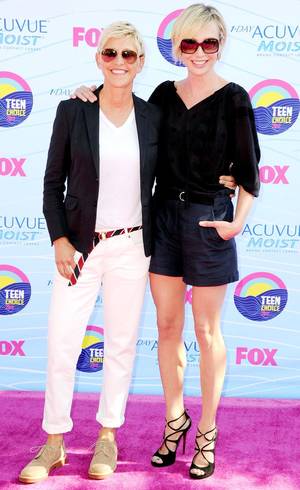 ellen degeneres lesbian fucking - Ellen DeGeneres & Portia de Rossi @ 2012 Teen Choice Awards (cute couple  outfit alert