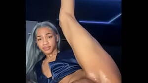 light skin huge dick tranny - Light skin trans playing with herself - XVIDEOS.COM