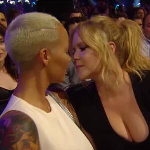 Amy Schumer Lesbian Kissing - Amy Schumer Remembers Her MTV Movie Awards Kiss With Amber Rose