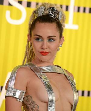 Miley Cyrus Cei Porn - Se poate mai mult decÃ¢t atÃ¢t? Miley Cyrus, Ã®n fundul ÅŸi sÃ¢nii goi pe scena  de la MTV Video Music Awards 2015 | Spynews.ro
