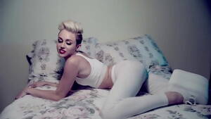 Miley Cyrus Twerking Porn - Miley Cyrus shaking her ass - XVIDEOS.COM