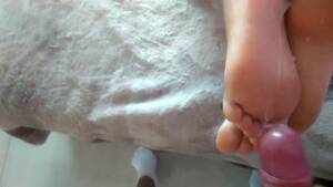 arched cumshot - Beautiful arches shot up with cum - Feet9