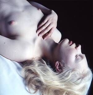 Female Albino Porn - Beautiful nude albino girl, anyone know who? : r/Albino_Porn