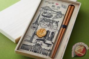 demonstrates chopsticks - Keio Plaza Hotel Tokyo hosts Japanese chopsticks exhibition