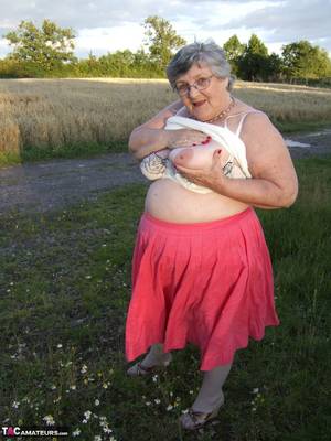 fat granny flashes - Granny flashing outdoors