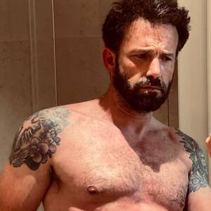 Ben Affleck Gay Sex - J-Lo Shared a Shirtless Thirst Trap of Ben Affleck Looking Jacked