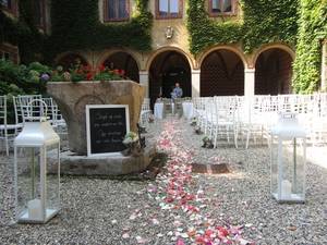 Italian Wedding Matrimonio Particolare Porn - Allestimento romantico in un castello lomellino. Blackboard, lanterns and  petals in an Italian Castle