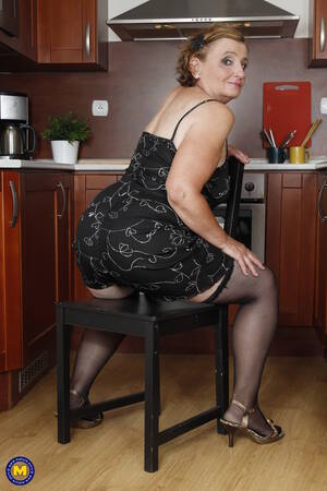 Kitchen Lady Porn - Naughty mature lady playing in the kitchen - Mature.nl