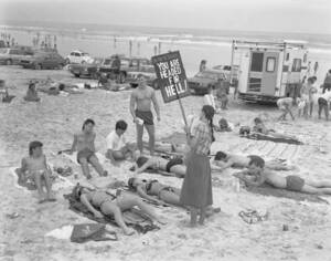 Cum On Nude Beach Sex - Puritan picket against revealing swimwear on a Florida beach. Circa 1985.  USA : r/Damnthatsinteresting
