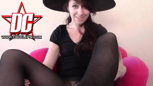 Babysitter Feet Porn - Creepy Babysitter Foot Job DAKOTA CHARMS - XVIDEOS.COM