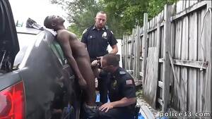 Interracial Gay Cop Porn - Interracial police photo gay porn Serial Tagger gets caught in the Act -  XVIDEOS.COM