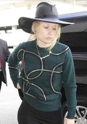 Iggy Azalea Big Dick Porn - Joe asked to crew had they ever seen Iggy in person aka without makeup.  Well here she is. It doesn't take away from her body tho but definitely not  the â€œFancyâ€ face. :