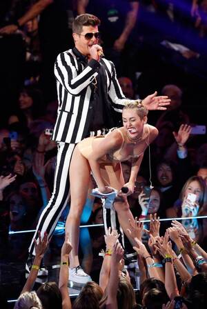 miley cyrus - Miley Cyrus gets embarrassingly raunchy at the VMAs