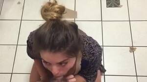 amateur public bathroom blowjob - Lindo amateur pÃºblico cuarto de baÃ±o bj | xHamster