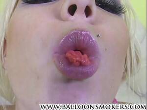 Chewing Gum Porn - Blonde teen gives HJ and chew gum - XNXX.COM