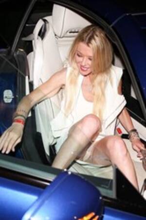 celebrity paparazzi oops upskirts - Tara Reid Paparazzi Oops Upskirt Car â€“ niceupskirt.com