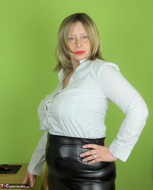 Leather Skirt Mature Porn - PoshSophia - The Leather Skirt Pics