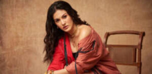 Ayesha Omer Porn - Ayesha Omer slams Troll who criticised Outfit Choice | DESIblitz