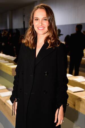 Natalie Portman Katy Perry Porn - Natalie Portman's Pregnancy Glow and Glossy Curls at Dior | Vogue