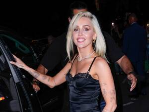 Miley Cyrus Leaked Sex Tape - Miley Cyrus shares naked video from the shower for 'Flowers'