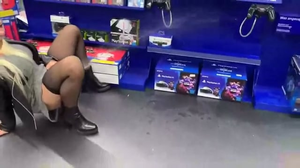 Natalie Portman Pee Porn - Woman pees on a store's PS4 demo : r/NoahGetTheBoat