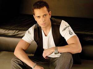 American Idol Does Porn - Former Nude Dancer David Hernandez to Stay on Idol