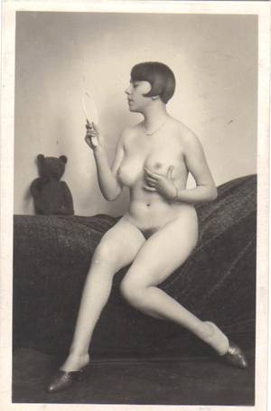 1920s Vintage Pussy - RisquÃ© photographs and postcards from the early century